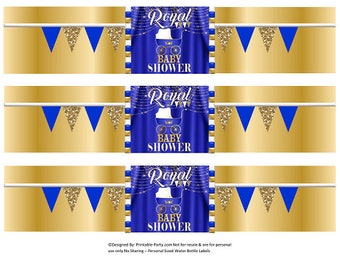Puede incluir: Tres etiquetas de botella de agua azul y dorada con un tema de baby shower real. Las etiquetas presentan un carruaje dorado con una corona, tela a rayas azul y blanca y purpurina dorada. El texto en las etiquetas dice "Royal Baby Shower".