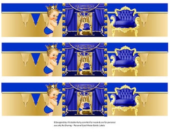 Pode incluir: Etiquetas de garrafa imprimíveis azuis e douradas com um menino bebê usando uma coroa e um trono azul e dourado. As etiquetas dizem "É um menino!" e "Bem-vindo ao mundo!"