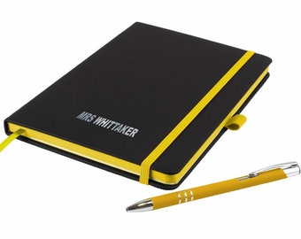 The Edge - Cuaderno y bolígrafo / Personalizado/Impreso con nombre Perfecto para la escuela o la oficina AMARILLO con borde de color - Por That's My Pencil™
