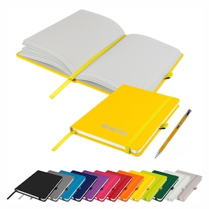 Może przedstawiać: Żółty notes z napisem "My Notebook" na okładce. Notes jest otwarty, aby pokazać linie na stronach. Notes jest dostępny w różnych kolorach, w tym czarnym, niebieskim, zielonym, czerwonym, pomarańczowym, żółtym i białym.