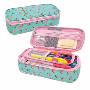 Puede incluir: Dos estuches turquesas con un patrón de arcoíris y cremalleras rosas. Un estuche está cerrado y el otro está abierto, revelando bolígrafos, lápices y un bolsillo de malla. Los estuches son rectangulares y tienen un diseño de arcoíris a juego.