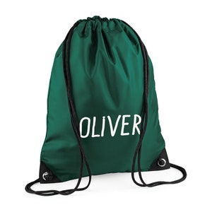 Puede incluir: Una bolsa con cordón de color verde oscuro con el nombre "OLIVER" impreso en blanco. La bolsa tiene cordones negros y esquinas reforzadas. La bolsa está hecha de un material liso, posiblemente nailon.