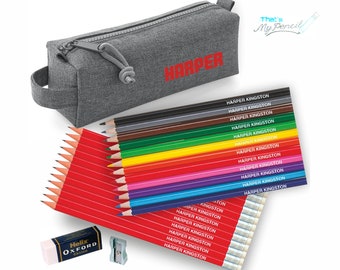 Può includere: Un astuccio grigio con il nome "HARPER" in rosso, un set di matite colorate, un temperamatite e una gomma. Le matite sono etichettate "HARPER KINGSTON". L'immagine include anche il testo "That's My Pencil".