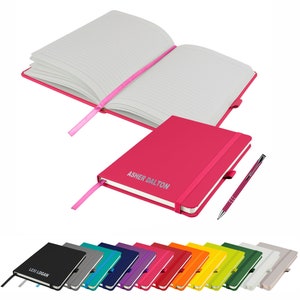 Personalisiertes Notizbuch mit passendem Stift / Buch mit Namen bedruckt Perfekt für Schule/Büro - PINK (plus andere Farben) von That's My Pencil