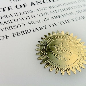 Ehrendoktorwürde der Miskatonic Universität — offizielle Urkunde und Platzierung im Register
