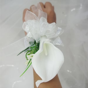 Korsarz na nadgarstek Lily Garden Real Touch Calla Lily z małymi kwiatami i liściem