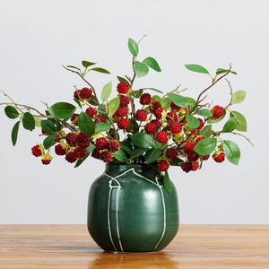 Set van 6 kunstmatige rode frambozenstengels met groene bladeren Realistische decoratieve bessentakjes