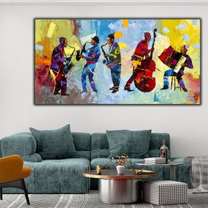 Może przedstawiać: Kolorowy, abstrakcyjny obraz przedstawiający zesp&oacute;ł jazzowy grający muzykę. Na obrazie widać pięciu muzyk&oacute;w grających na instrumentach, takich jak saksofon, bas i akordeon. Obraz został wykonany w żywym stylu z użyciem odważnych kolor&oacute;w i pociągnięć pędzla.