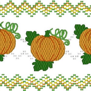 Op de afbeelding: Drie oranje pompoenen met groene stelen en bladeren op een witte achtergrond met een groene en gele rand.