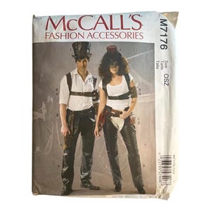 Patrón de costura McCall’s M7176 para accesorios de moda Steampunk, talla única (OSZ), sin cortar, arnés, chaparreras, sombrero, bolsas, disfraz.
