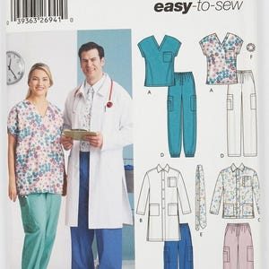 Pode incluir: Envelope de molde de costura Simplicity 5443 easy-to-sew com ilustrações de uniformes médicos, incluindo tops com decote em V, calças com bolsos cargo e um jaleco. A capa mostra um top floral, calças turquesa e um jaleco branco com calças azuis.
