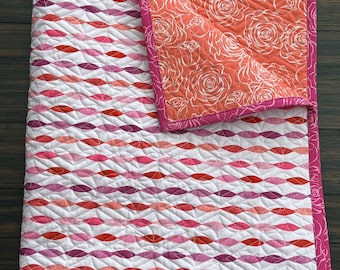 Edredón para bebé hecho a mano, moderno estampado de ondas rosas, reverso floral de rosas, edredón reversible para cuna.