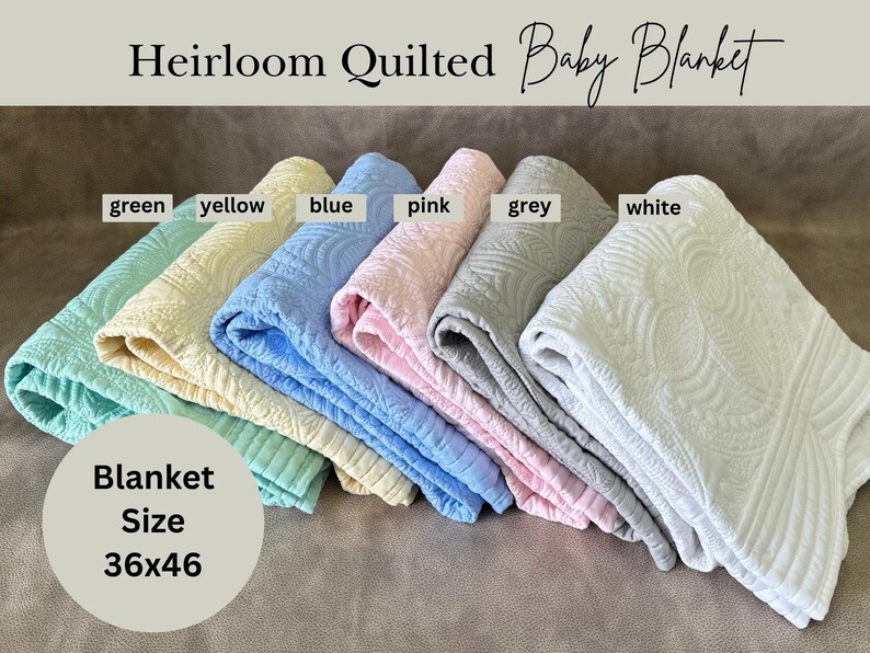 K&ouml;nnte beinhalten: Heirloom gesteppte Babydecken in verschiedenen Farben: Gr&uuml;n, Gelb, Blau, Rosa, Grau und Wei&szlig;. Jede Decke misst ca. 91x117 cm und weist ein detailliertes Steppmuster auf. Die Decken sind ordentlich gestapelt und zeigen ihre weiche Textur.
