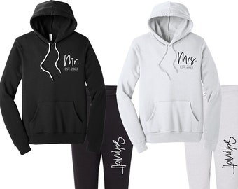 Personalized Mr and Mrs Matching Sweatsuit, Bridal Jumpsuits, Gifts for the Couple, Bride & Groom Jogger Set, Engagement Honeymoon Sweats
