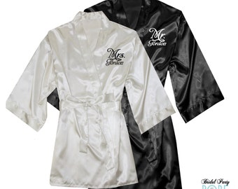 Personalisierte Mr. & Mrs. Satin Robe Set, Monogramm Braut und Bräutigam Roben, Paare Hochzeitsroben, passende Satin Roben, Verlobungsgeschenkidee