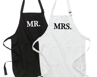 Mr. e Mrs. Apron Set, regali per la Mr. and Mrs. Couples Gifts, regalo di nozze, idea regalo nuziale doccia, corrispondente set grembiule, sua e per lei
