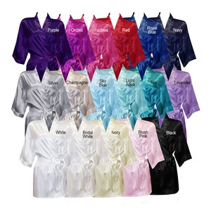 K&ouml;nnte beinhalten: Eine Sammlung von 18 Satin-Morgenm&auml;nteln in verschiedenen Farben, darunter Lila, Orchidee, Fuchsia, Rot, K&ouml;nigsblau, Marineblau, Silber, Champagner, Himmelblau, Hellblau, T&uuml;rkis, Lavendel, Wei&szlig;, Brautwei&szlig;, Elfenbein, Blush Pink und Schwarz.
