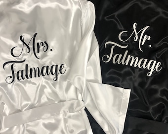 Mr & Mrs Robes, Monogramm Mr und Mrs Robe Set, Paare Hochzeitsroben, personalisierte passende Hochzeitsroben, Hochzeitsgeschenkidee, Hochzeitsrobe