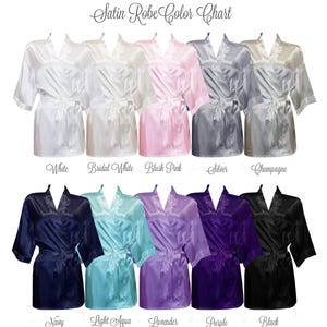 Pu&ograve; includere: Tabella colori che mostra dieci diversi colori di accappatoio in raso. I colori sono: bianco, bianco da sposa, rosa cipria, argento, champagne, blu navy, azzurro chiaro, lavanda, viola e nero.