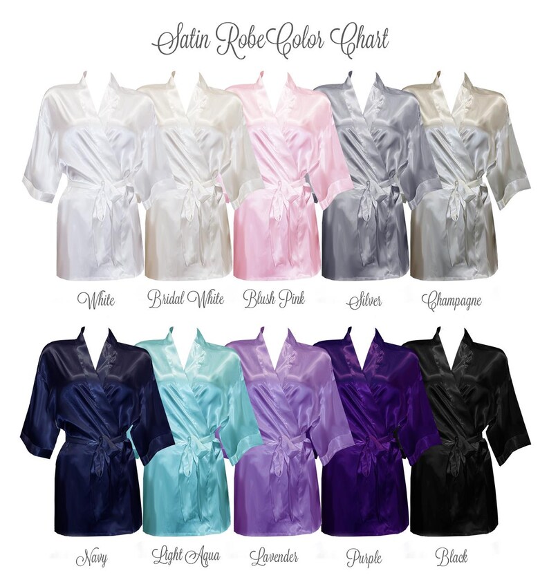 Pu&ograve; includere: Tabella colori che mostra dieci diversi colori di accappatoio in raso. I colori sono: bianco, bianco da sposa, rosa cipria, argento, champagne, blu navy, azzurro chiaro, lavanda, viola e nero.