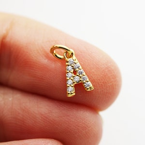 Chapado en oro de 18 quilates con dijes de letras de diamantes de imitación, fornituras chapadas en oro para collar, 9*6 mm con anillo de 5 mm, no se deslustra fácilmente