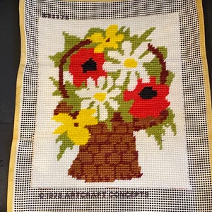 Vintage Ungerahmt Crewel Stickerei Mitte des Jahrhunderts 1970er Jahre Landhaus Vase Blumenkorb OOAK handgefertigt Wohnkultur
