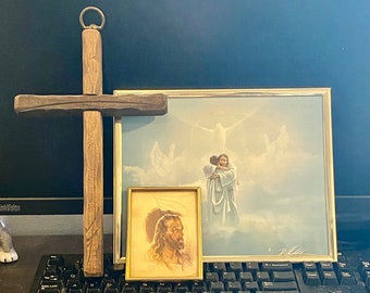 Vintage religiöse Wohnkultur gesetzt Holz Holz Kreuz Kruzifix Wandbehang Lot von 3 Gegenständen gerahmt Kunstdruck Jesus Christus Porträt Katholik