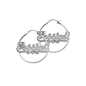 以下が含まれることがあります： 名前「ジェシカ」が筆記体で書かれたシルバーのフープピアス