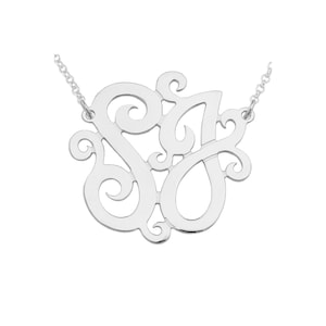 Peut inclure: Collier en argent avec un design délicat et orné représentant les lettres 'S' et 'J' entrelacées. La chaîne est en argent et présente un design délicat et lié.
