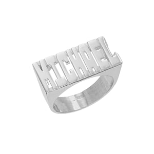 Peut inclure: Une bague en argent avec le nom "MICHAEL" gravé en lettres grasses.