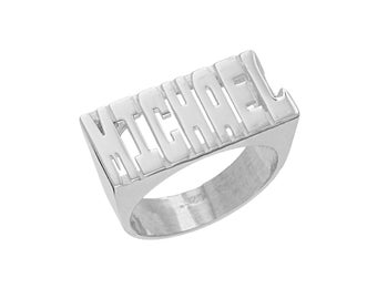Könnte beinhalten: Ein silberner Ring mit dem Namen "MICHAEL" in fetten Buchstaben graviert.