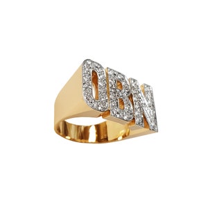 Anel de ouro personalizado com iniciais grandes de 12 mm | Ouro maciço 10k ou 14k | Iniciais em bloco com 40 zircônias cúbicas (Item: LEE133BC)