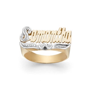 Anel de ouro personalizado com nome, tamanho médio, de 9,5 mm | Ouro maciço 10k ou 14k | Corte pavê na primeira letra e cauda de coração duplo (Item: LEE113D)