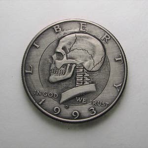 Hobo Nickel Schädel auf Kennedy Hälfte Von M.J. Petitdemange Unikat Münze-Handgeschnitzte-Folkart-Schmuck-Kunst-Metall-Skulptur-Halloween- OOAK