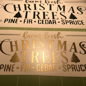 Pu&ograve; includere: Due cartelli con il testo "farm fresh CHRISTMAS TREES PINE FIR CEDAR SPRUCE" in lettere dorate e nere su sfondo bianco.
