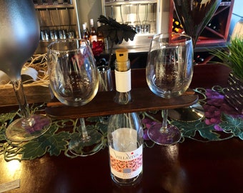 Soporte artesanal para botellas y copas de vino / Acabado en caoba roja