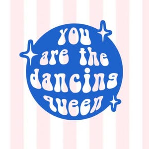Może przedstawiać: Niebieskie koło z tekstem "You are the dancing queen" w kolorze białym, otoczone białymi gwiazdami na różowo-białym paskowanym tle.