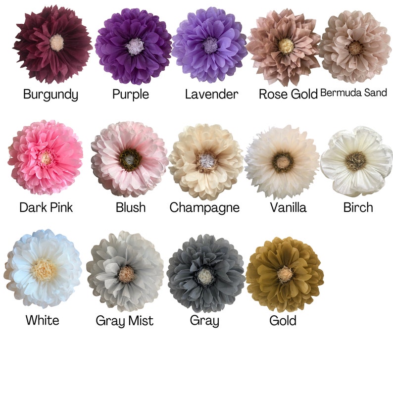 Puede incluir: Una colecci&oacute;n de cabezas de flores artificiales en varios colores, incluyendo borgo&ntilde;a, morado, lavanda, oro rosa y rosa oscuro. Cada flor tiene un dise&ntilde;o de p&eacute;talos en capas y un n&uacute;cleo central texturizado. La imagen tambi&eacute;n incluye flores en rubor, champ&aacute;n, vainilla, abedul, blanco, gris niebla, gris y oro.
