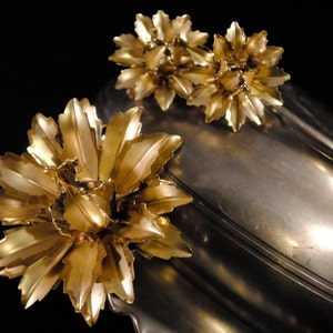 Vintage Gold Tone 3D Metal Flower Burst Brooch and Clip On Earrings Set Demi Parure