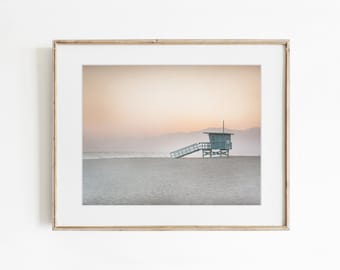 Arte mural costero, fotografía de la torre de socorristas de Venice Beach, decoración en tonos pastel rosa.