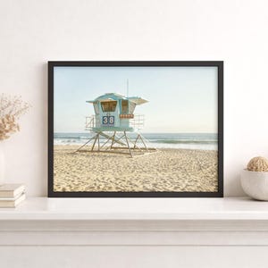 Impresiones de San Diego, Arte de la playa de Carlsbad, Imagen de la torre de salvavidas, Fotografía de playa, Arte mural de paisajes - 'Torre de salvavidas de Carlsbad' Framed (Black)