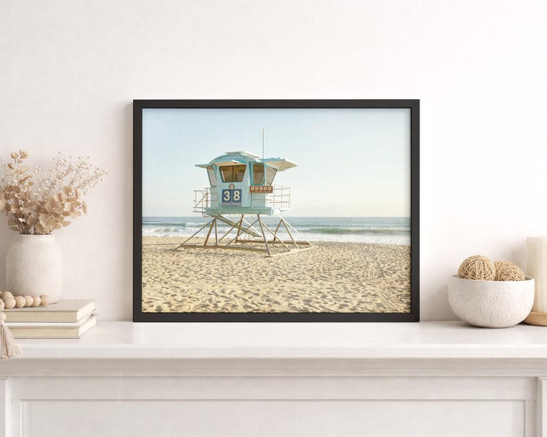 Impresiones de San Diego, Arte de la playa de Carlsbad, Imagen de la torre de salvavidas, Fotografía de playa, Arte mural de paisajes - 'Torre de salvavidas de Carlsbad' Framed (Black)