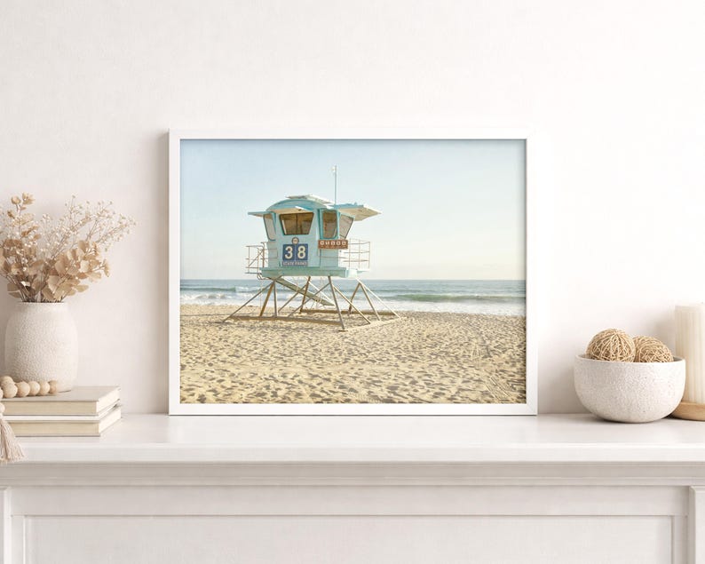 Impresiones de San Diego, Arte de la playa de Carlsbad, Imagen de la torre de salvavidas, Fotografía de playa, Arte mural de paisajes - 'Torre de salvavidas de Carlsbad' Framed (White)