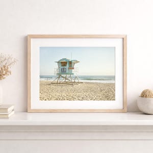 Impresiones de San Diego, Arte de la playa de Carlsbad, Imagen de la torre de salvavidas, Fotografía de playa, Arte mural de paisajes - 'Torre de salvavidas de Carlsbad' Framed (Natural) + Matting