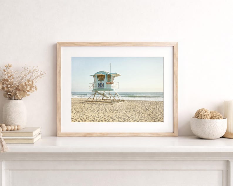 Impresiones de San Diego, Arte de la playa de Carlsbad, Imagen de la torre de salvavidas, Fotografía de playa, Arte mural de paisajes - 'Torre de salvavidas de Carlsbad' Framed (Natural) + Matting