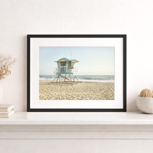 Impresiones de San Diego, Arte de la playa de Carlsbad, Imagen de la torre de salvavidas, Fotografía de playa, Arte mural de paisajes - 'Torre de salvavidas de Carlsbad' Framed (Black) + Matting