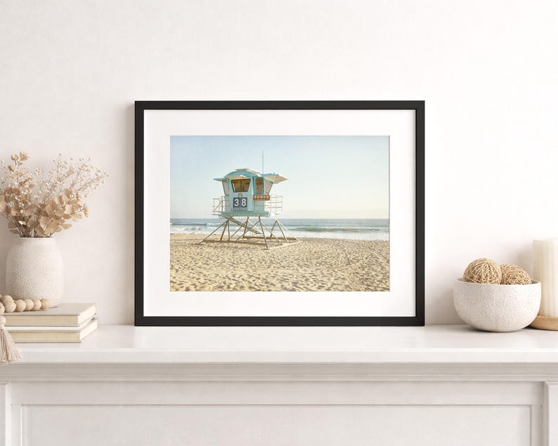 Impresiones de San Diego, Arte de la playa de Carlsbad, Imagen de la torre de salvavidas, Fotografía de playa, Arte mural de paisajes - 'Torre de salvavidas de Carlsbad' Framed (Black) + Matting