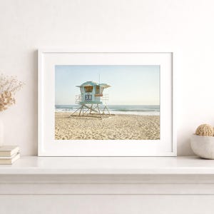 Impresiones de San Diego, Arte de la playa de Carlsbad, Imagen de la torre de salvavidas, Fotografía de playa, Arte mural de paisajes - 'Torre de salvavidas de Carlsbad' Framed (White) + Matting