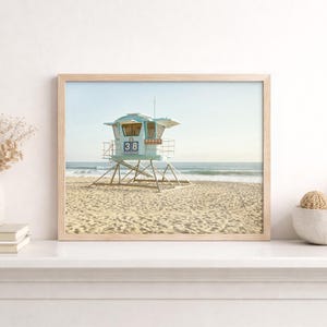 Impresiones de San Diego, Arte de la playa de Carlsbad, Imagen de la torre de salvavidas, Fotografía de playa, Arte mural de paisajes - 'Torre de salvavidas de Carlsbad' Framed (Natural)