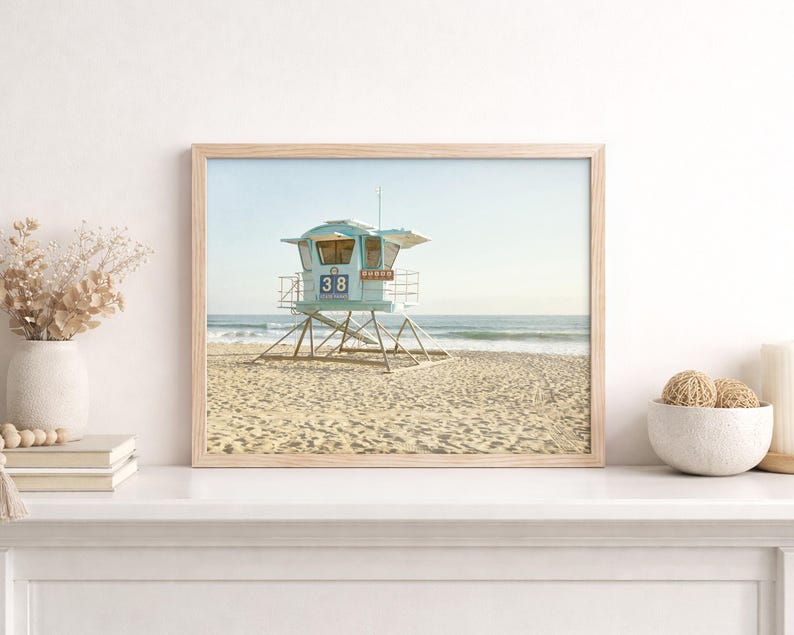 Impresiones de San Diego, Arte de la playa de Carlsbad, Imagen de la torre de salvavidas, Fotografía de playa, Arte mural de paisajes - 'Torre de salvavidas de Carlsbad' Framed (Natural)